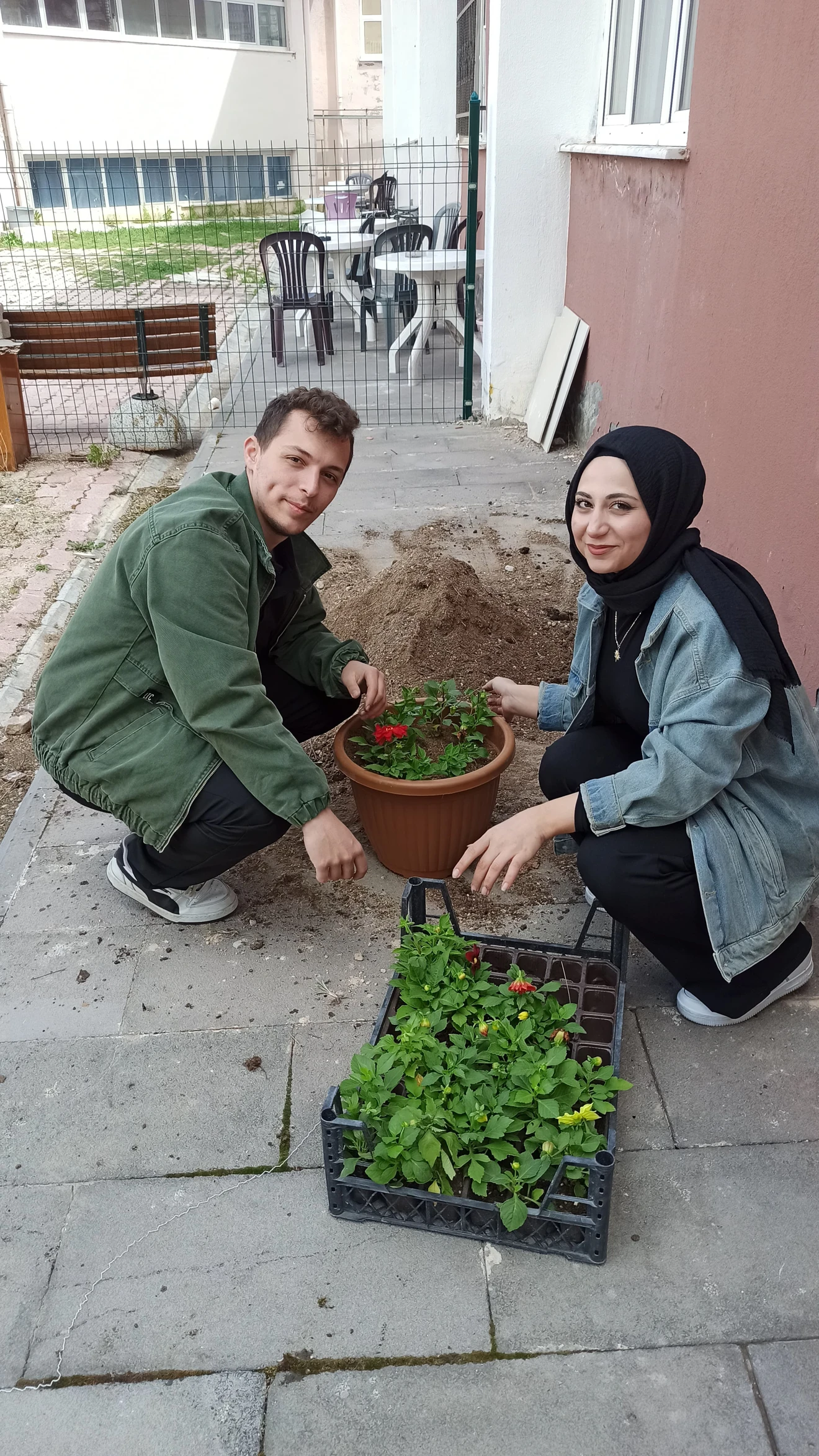 Sivil Havacılık Yüksekokulu'nda Çiçek Dikme Etkinliği